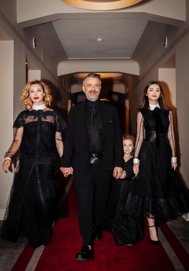 Елизавета Шарикова и Александр Сирадекиан с дочерьми Вивьен и Эммануэль