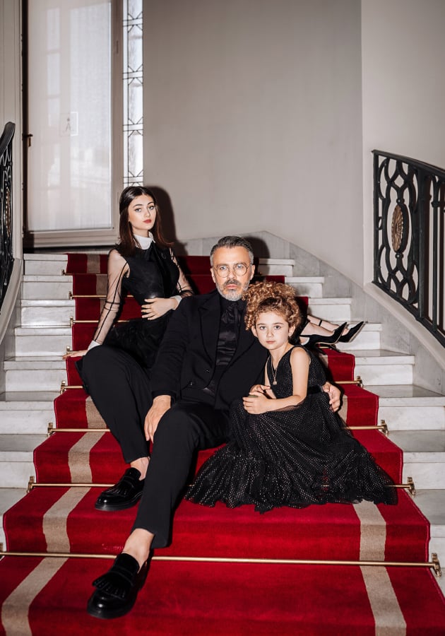 Александр Сирадекиан с дочерьми Эммануэль и Вивьен