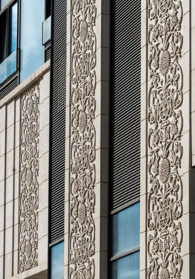 В архитектуре набирает популярность отделка фасадов 3D-панелями и барельефами, иногда с объемными вставками, это делается из мягких пород камня: известняка, травертина, туфа, ракушечника