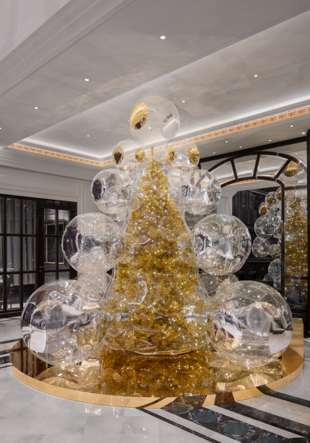Новогодняя инсталляция Sparkle Tree от Саши Фроловой и фонда «Друзья» в «Карлтон Москва»
