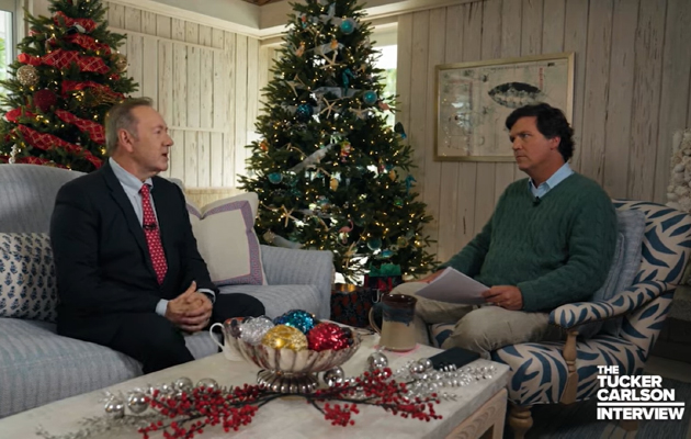 Кевин Спейси в образе Фрэнка Андервуда из «Карточного домика» — в рождественском интервью