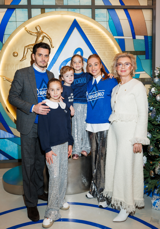 Алексей Датченко, Наталья и Ирина Малиновы с детьми Викторией, Федором и Авророй