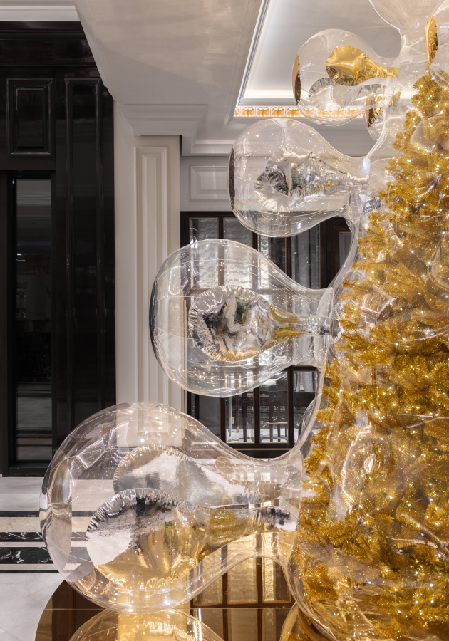 Новогодняя инсталляция Sparkle Tree от Саши Фроловой и фонда «Друзья» в «Карлтон Москва»
