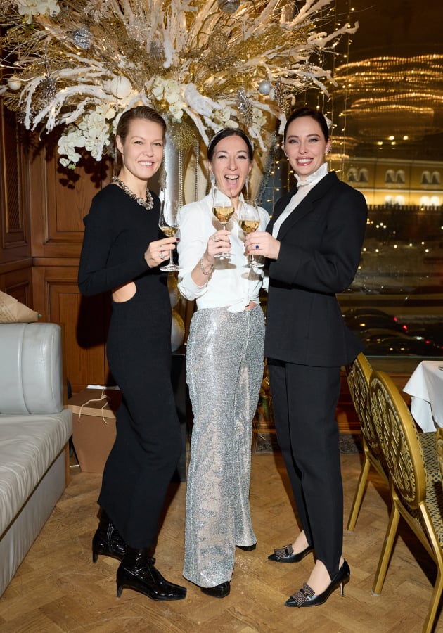 Юлия Акимова, Мария Лобанова (в белой рубашке Dolce & Gabbana и брюках Atelier Inspired) и Ирина Зарькова