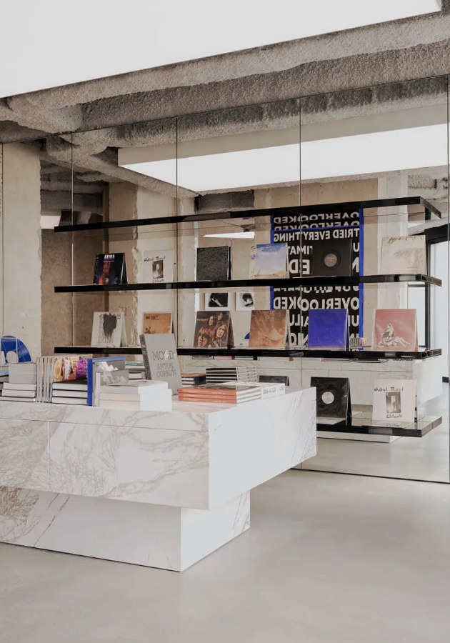 Saint Laurent открыл магазин книг и музыкальных пластинок в Париже