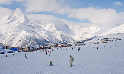 Путешествия по&nbsp;России: лучшие горнолыжные курорты страны, где можно успеть покататься до&nbsp;конца сезона