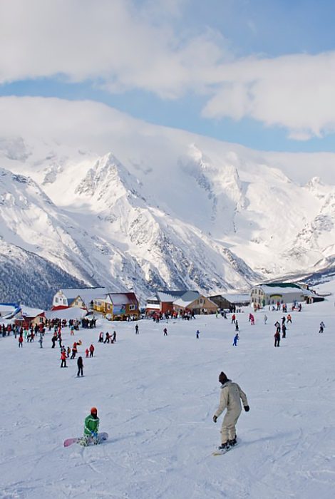 Путешествия по&nbsp;России: лучшие горнолыжные курорты страны, где можно успеть покататься до&nbsp;конца сезона
