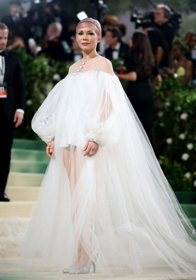 Мишель Уильямс (в платье и украшениях Chanel) 
