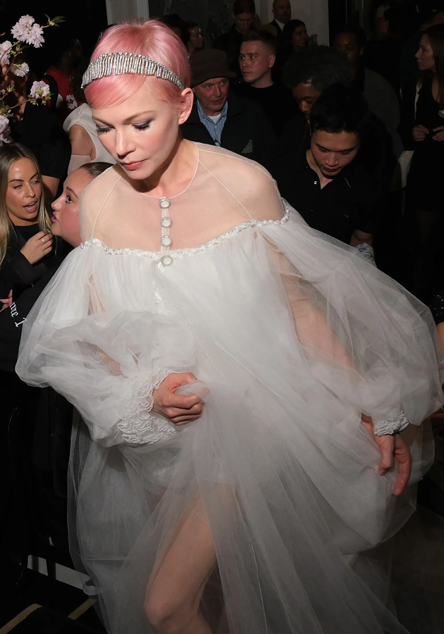 Мишель Уильямс (в платье и украшениях Chanel) 