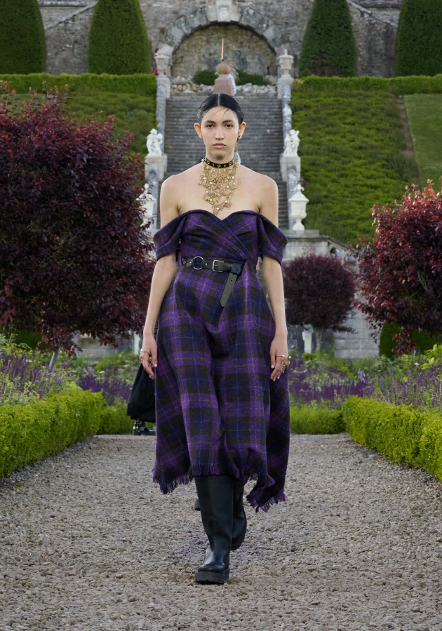 Показ новой круизной коллекции модного дома Dior в Шотландии