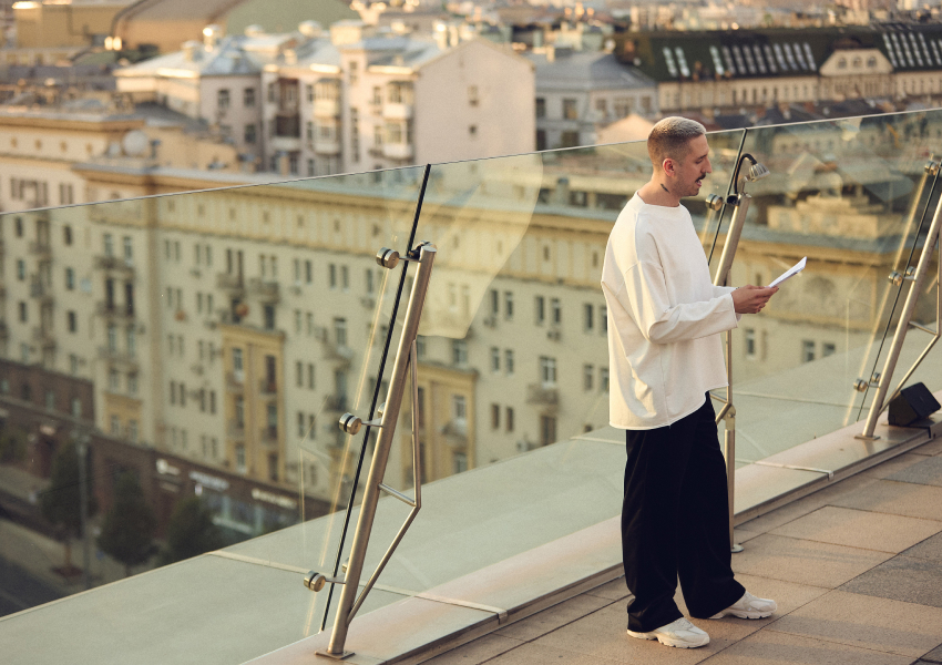 «Любовь сильная» — литературный стендап Алексея Зимина на крыше отеля The Carlton, Moscow