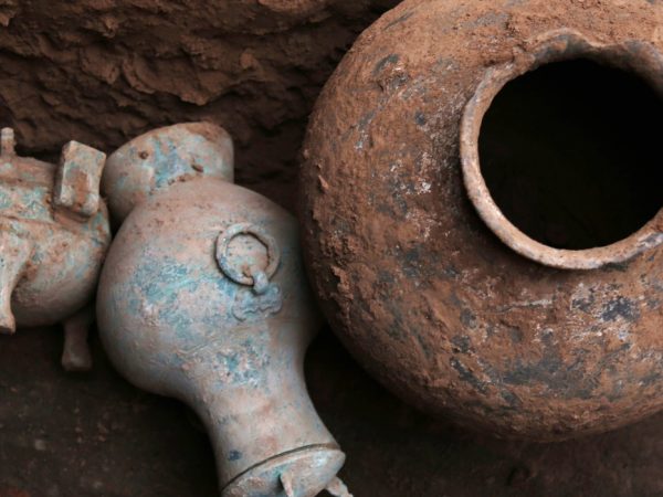 Китайские археологи нашли бронзовую бутылку с&nbsp;алкогольным напитком возрастом более двух тысяч лет