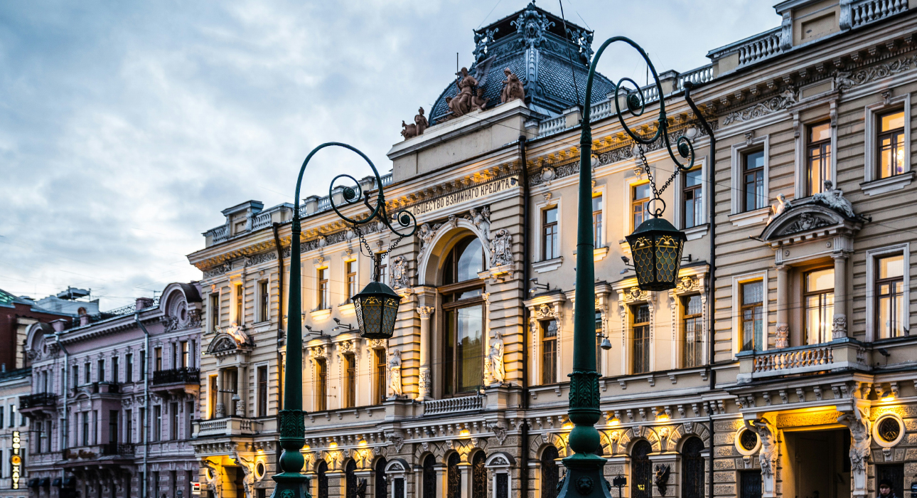 Питер Weekly: 10 новых маршрутов по Летнему саду, закрытие сезона в Мариинском театре и вечеринка ÇAVA SUMMER MTV HITS