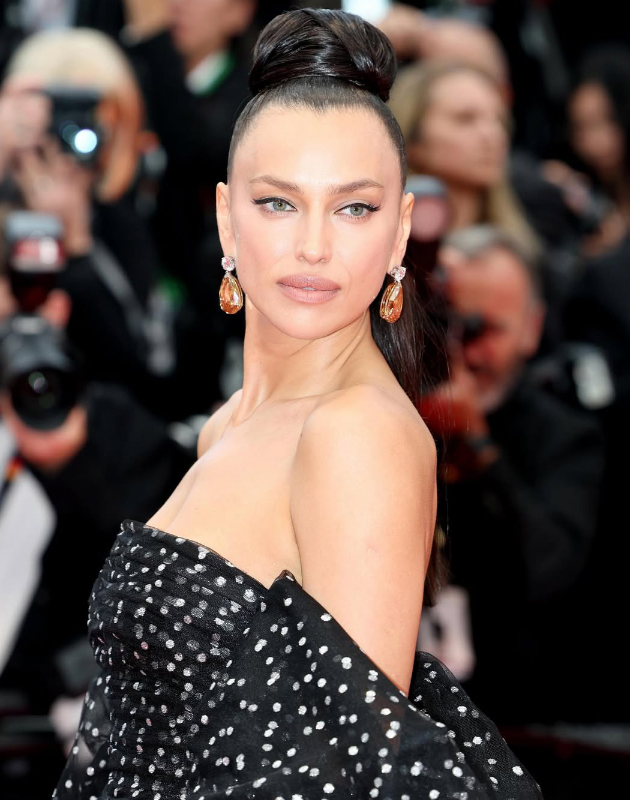 Ирина Шейк (в платье Armani Prive и серьгах Anita Diamonds)