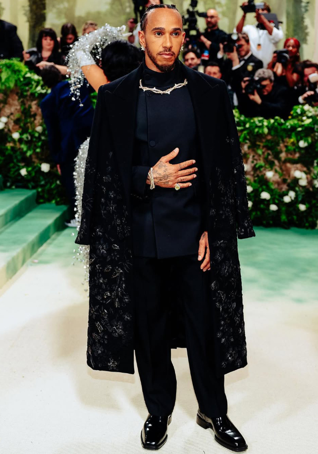 Льюис Хэмилтон на Met Gala 2024 (в Burberry)