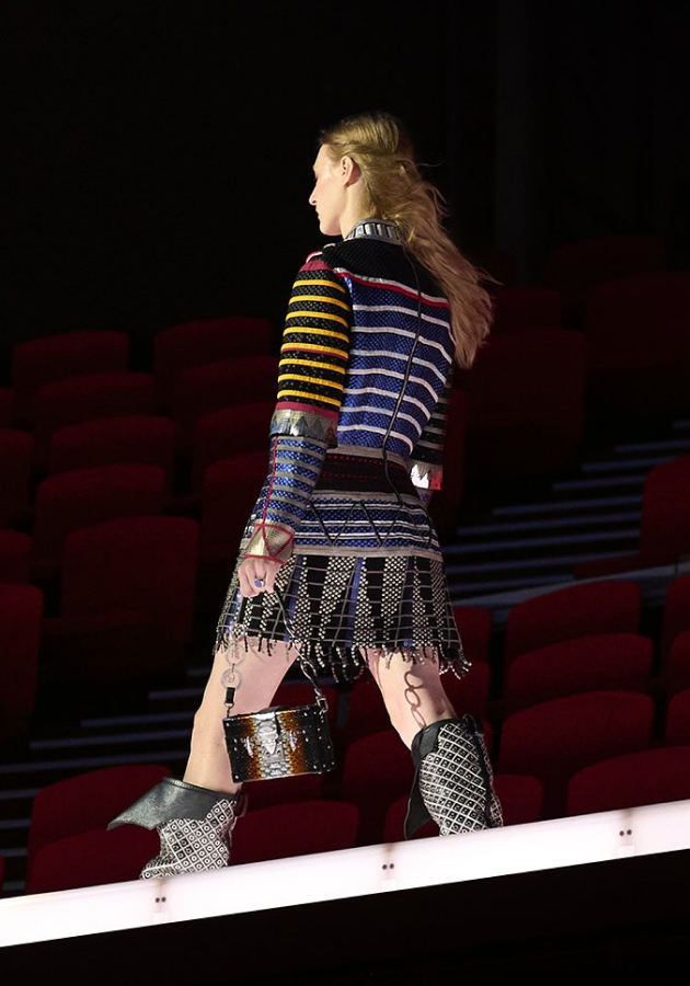 Средневековые мотивы на шоу Louis Vuitton Cruise в Авиньоне