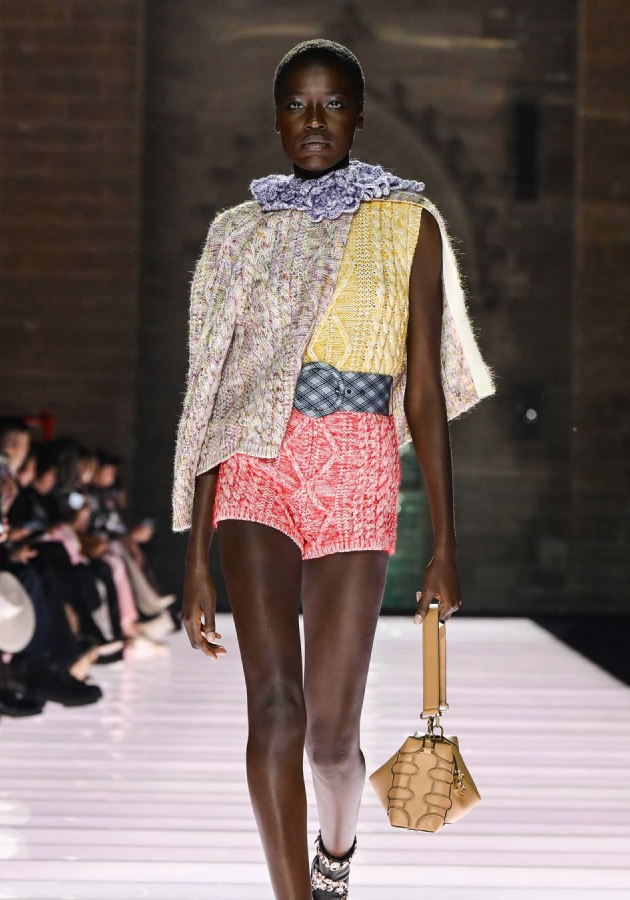Средневековые мотивы на шоу Louis Vuitton Cruise в Авиньоне