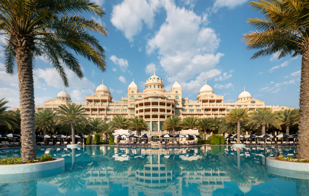Raffles The Palm Dubai (ОАЭ)  В этом сезоне Raffles The Palm Dubai предлагает взглянуть на летний отдых через призму спокойствия, красоты и безупречного сервиса. Ведь летний сезон — это неспешные закаты под звуки рояля в Blüthner Hall, ароматы цитруса в спа-центре Cinq Mondes и приватные виллы, утопающие в зелени. Для романтиков придумали предложение Raffles Summer Escape — это гастрономические привилегии со скидкой 20% в ресторанах и барах курорта, а также 30% на спа-процедуры продолжительностью от 60 минут. Семейные каникулы украсит предложение Exclusive Family Getaway (оцените поздник завтраки и фирменное детское чаепитие). А тем, кто ищет более уединенный отдых, Raffles предлагает специальное летнее предложение Summer Suite Sensation: гости размещаются в более просторных номерах и получают доступ в клубный лаундж с завтраками, королевским чаепитием и вечерними аперитивами.
