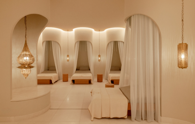 Raffles The Palm Dubai (ОАЭ)  В этом сезоне Raffles The Palm Dubai предлагает взглянуть на летний отдых через призму спокойствия, красоты и безупречного сервиса. Ведь летний сезон — это неспешные закаты под звуки рояля в Blüthner Hall, ароматы цитруса в спа-центре Cinq Mondes и приватные виллы, утопающие в зелени. Для романтиков придумали предложение Raffles Summer Escape — это гастрономические привилегии со скидкой 20% в ресторанах и барах курорта, а также 30% на спа-процедуры продолжительностью от 60 минут. Семейные каникулы украсит предложение Exclusive Family Getaway (оцените поздник завтраки и фирменное детское чаепитие). А тем, кто ищет более уединенный отдых, Raffles предлагает специальное летнее предложение Summer Suite Sensation: гости размещаются в более просторных номерах и получают доступ в клубный лаундж с завтраками, королевским чаепитием и вечерними аперитивами.