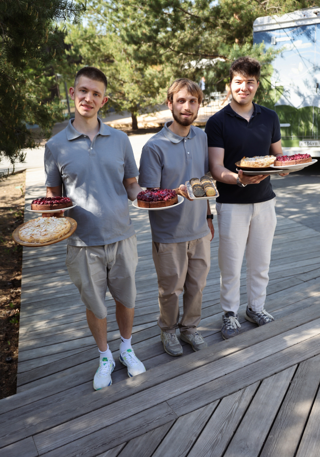 Вика Газинская собрала друзей на healthy-ланч в кафе The Rink