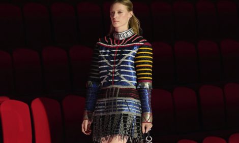 Style Notes: средневековые мотивы на&nbsp;шоу Louis Vuitton Cruise в&nbsp;Авиньоне