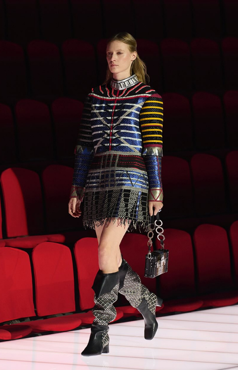 Style Notes: средневековые мотивы на&nbsp;шоу Louis Vuitton Cruise в&nbsp;Авиньоне