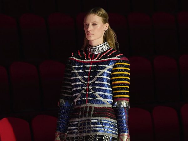 Style Notes: средневековые мотивы на&nbsp;шоу Louis Vuitton Cruise в&nbsp;Авиньоне