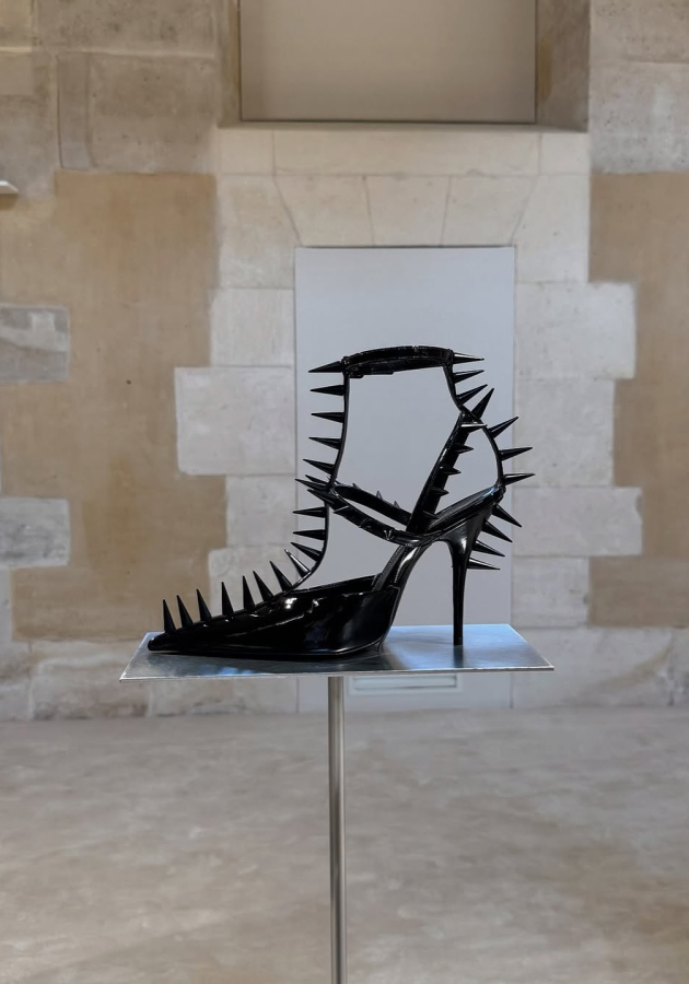 Демна Гвасалия завершает эпоху в Balenciaga провокационной выставкой-исповедью
