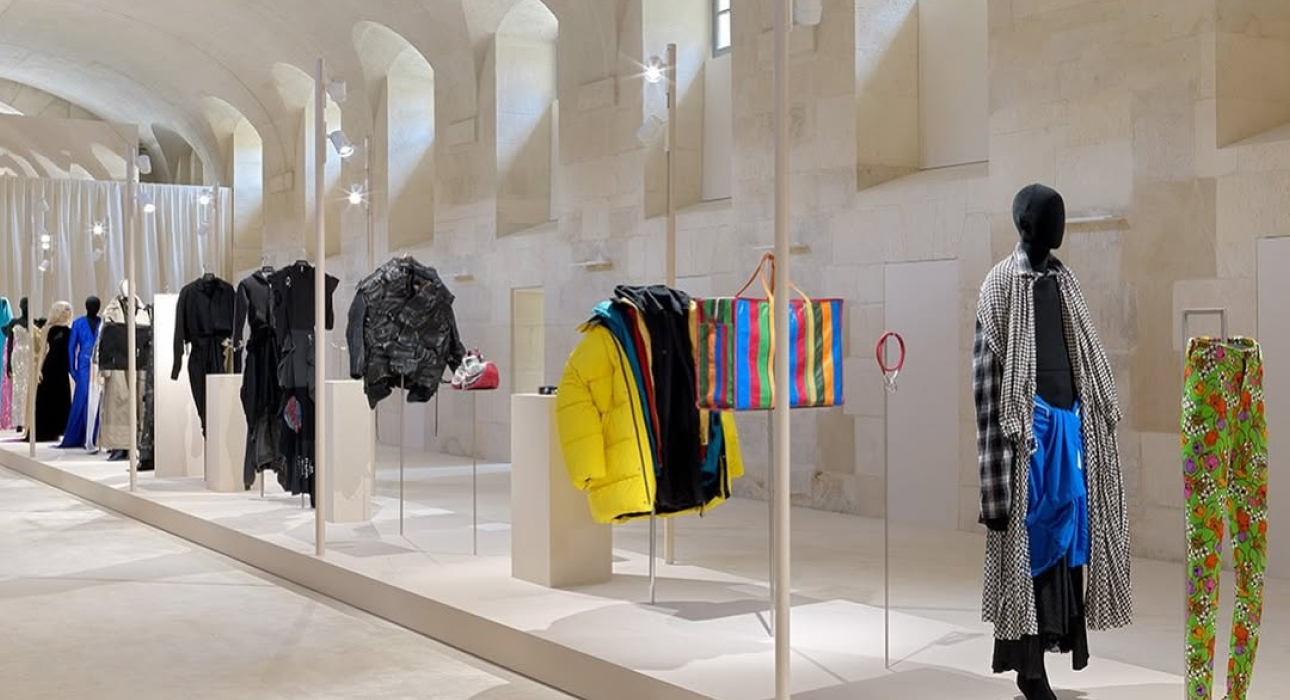 Демна Гвасалия завершает эпоху в Balenciaga провокационной выставкой-исповедью