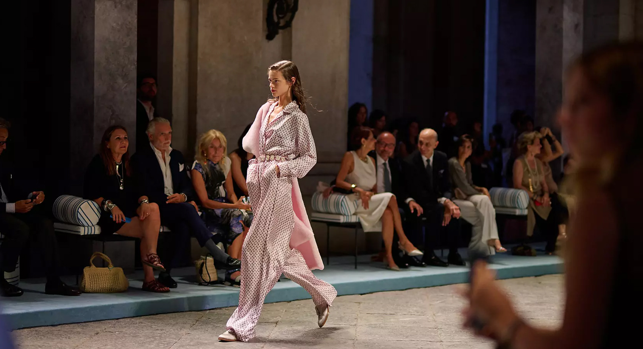 Fashion Digest: показы Hermès и Max Mara, лукбук Valentino от Алессандро Микеле и дебютный дроп очков Ushatava