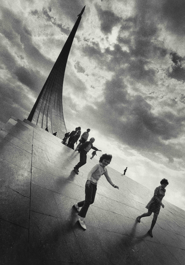 У памятника покорителям Космоса. Москва. 1977 г. 