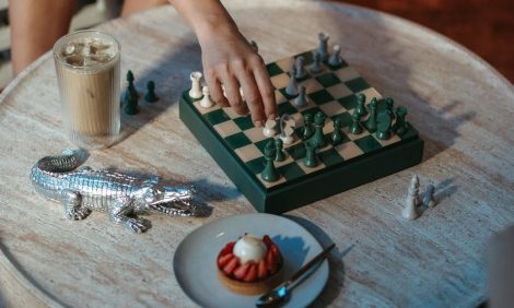 Fashion Digest: фильм о&nbsp;Марке Джейкобсе, ретроспектива нарядов Елизаветы&nbsp;II, кафе Lacoste в&nbsp;Монако и&nbsp;Энн Хэтэуэй на&nbsp;съемках Prada-2