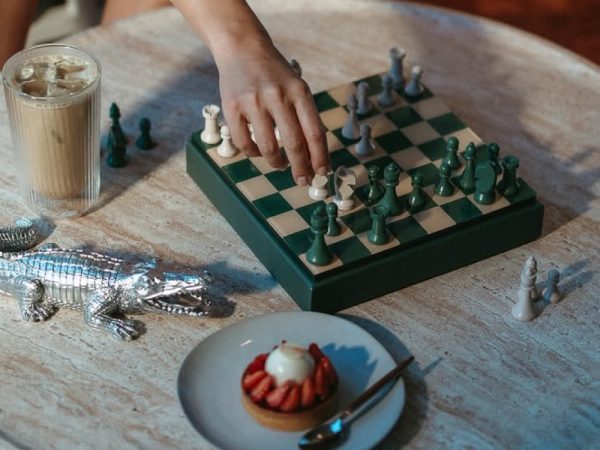 Fashion Digest: фильм о&nbsp;Марке Джейкобсе, ретроспектива нарядов Елизаветы&nbsp;II, кафе Lacoste в&nbsp;Монако и&nbsp;Энн Хэтэуэй на&nbsp;съемках Prada-2