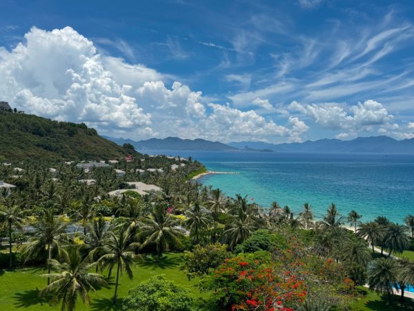 заг Nha Trang Marriott Resort & Spa во Вьетнаме — многокилометровый частный пляж, манго над головой и собственная канатная дорога и ставим