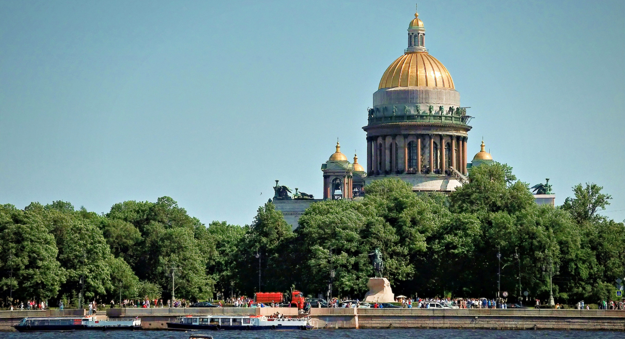Питер Weekly: спектакль «Женщины Есенина», концерт Лолиты на крыше и новый ресторан Koza WELL