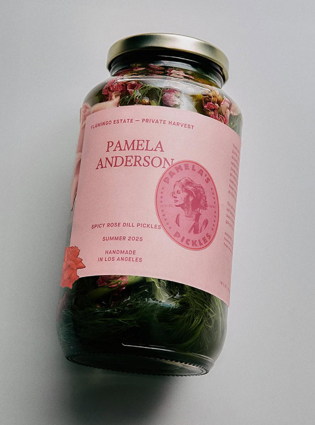 Памела Андерсон выпустила лимитированную серию соленых огурцов Pamela’s Pickles