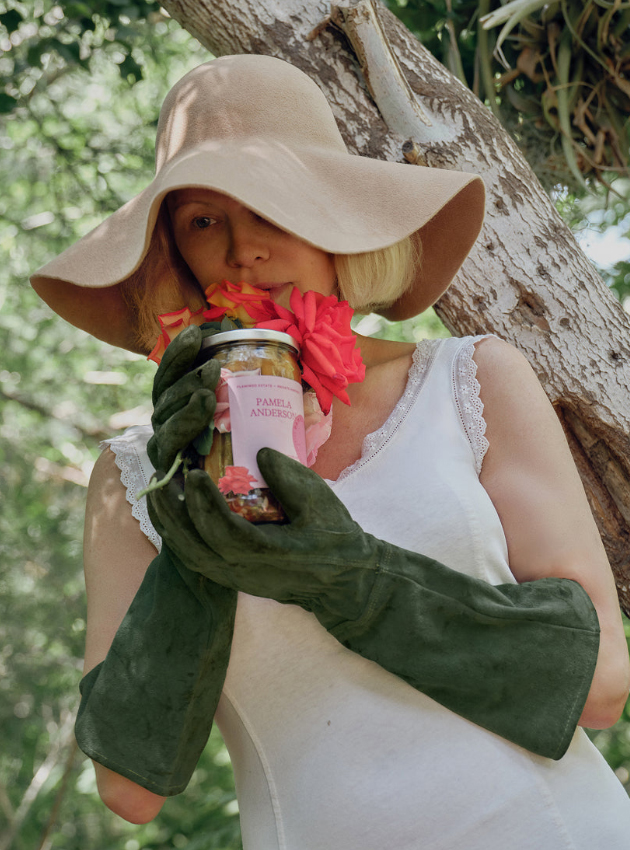 Памела Андерсон выпустила лимитированную серию соленых огурцов Pamela’s Pickles