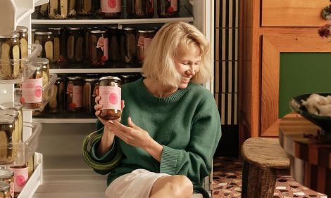 Posta Gourmet: Памела Андерсон выпустила лимитированную серию соленых огурцов Pamela&rsquo;s Pickles