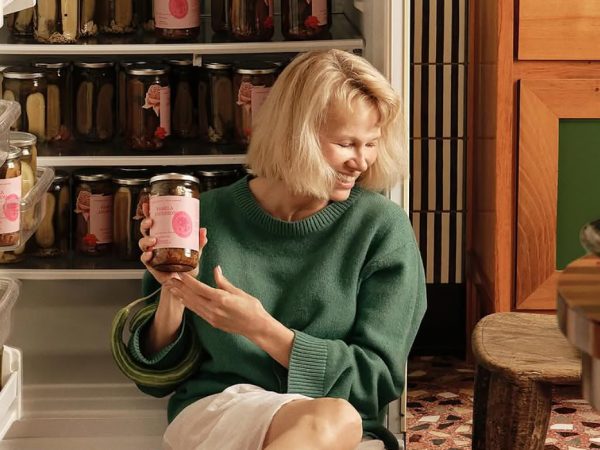 Posta Gourmet: Памела Андерсон выпустила лимитированную серию соленых огурцов Pamela&rsquo;s Pickles