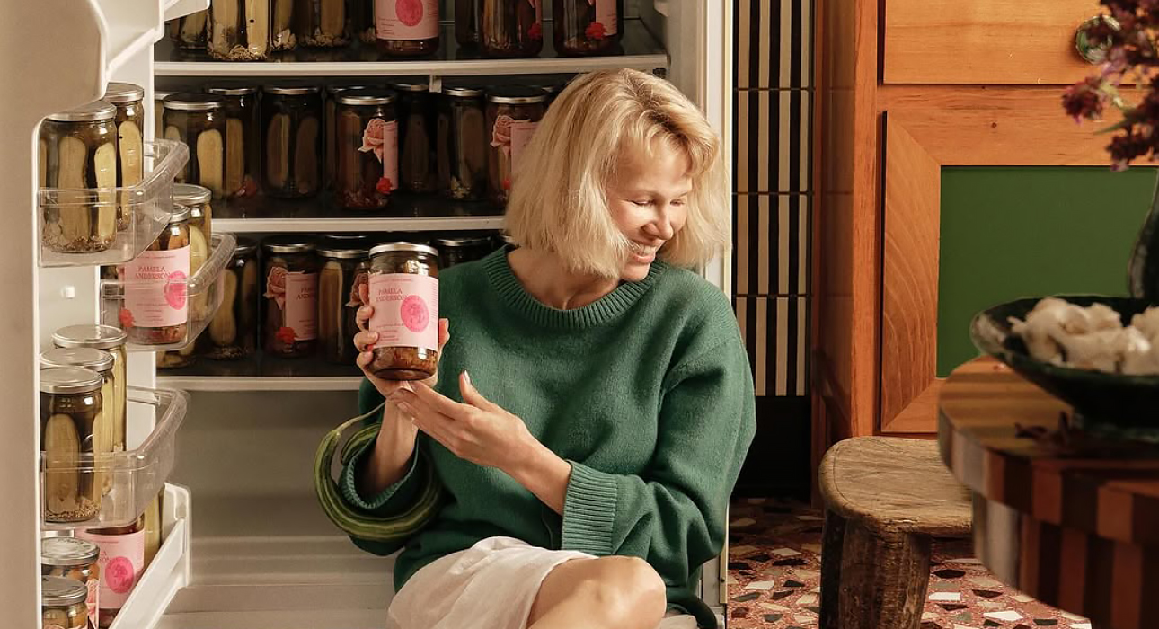 Памела Андерсон выпустила лимитированную серию соленых огурцов Pamela’s Pickles
