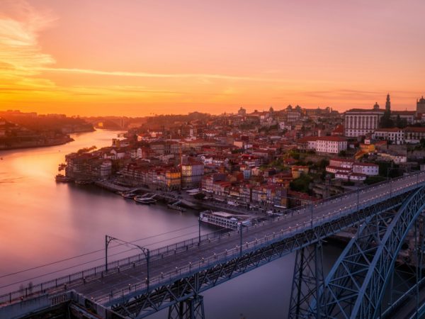 Travel-дайджест: повышение туристического налога в&nbsp;Португалии, велнес-программа, вдохновленная древнегреческой мифологией, и&nbsp;симфония для Qatar Airways от&nbsp;Ханса Циммера