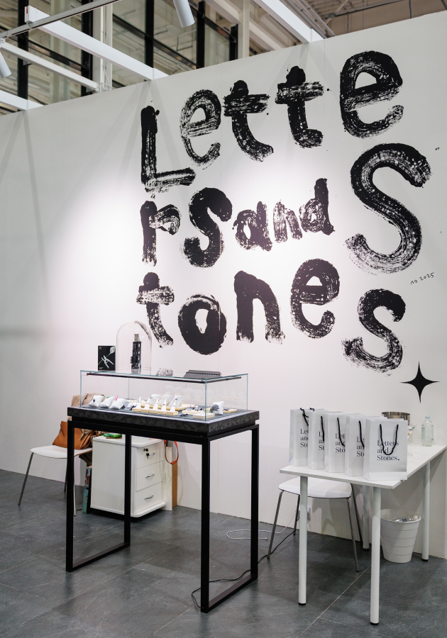 Была и еще одна классная книга: на стенде ювелирного бренда Letters and Stones, который разрисовывал великий график Андрей Логвин