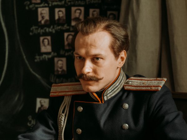 Posta Сериалы: первый тизер киноромана Андрея Кончаловского &laquo;Хроники русской революции&raquo; с&nbsp;Юрой Борисовым в&nbsp;главной роли