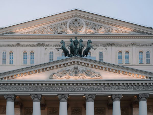 Москва Weekly: &laquo;Мадонна с&nbsp;Младенцем&raquo; Гверчино в&nbsp;Пушкинском, кинетическая драма &laquo;Час лошади&raquo; на&nbsp;ярмарке Cosmoscow и&nbsp;трагифарс &laquo;Кабала святош&raquo; в&nbsp;МХТ им&nbsp;А.&nbsp;П.&nbsp;Чехова