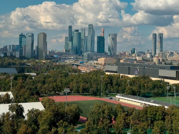 Москва Weekly: открытие Cosmoscow 2025, 50-летие фильма &laquo;Пролетая над гнездом кукушки&raquo; и&nbsp;подарки от&nbsp;Lotte в&nbsp;честь 15-летия