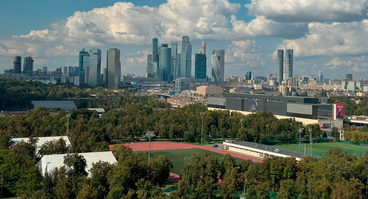 Москва Weekly: открытие Cosmoscow 2025, шестой выпуск ярмарки молодого искусства blazar и 50-летие фильма «Пролетая над гнездом кукушки»