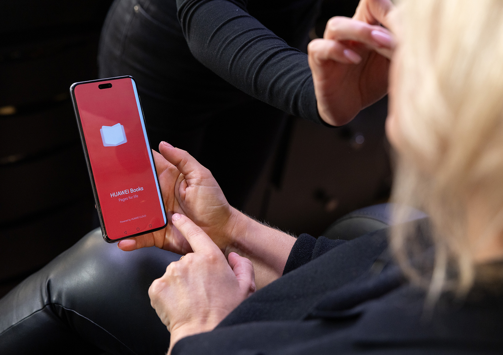 Жесты управления на базе ИИ15: модель HUAWEI nova 14 Pro поддерживает жесты управления на базе ИИ, что обеспечивает более иммерсивный пользовательский опыт, позволяя выполнять операции на смартфоне, не касаясь его. Функция «Прокрутка в воздухе» позволяет вам перематывать видео и осуществлять навигацию по веб-страницам просто взмахом руки. Также пользователям доступна функция съемки скриншота сжатием руки: держите ладонь на расстоянии 20–40 см от экрана, пока в его верхней части не появится значок руки. Сожмите кулак, чтобы сделать скриншот.