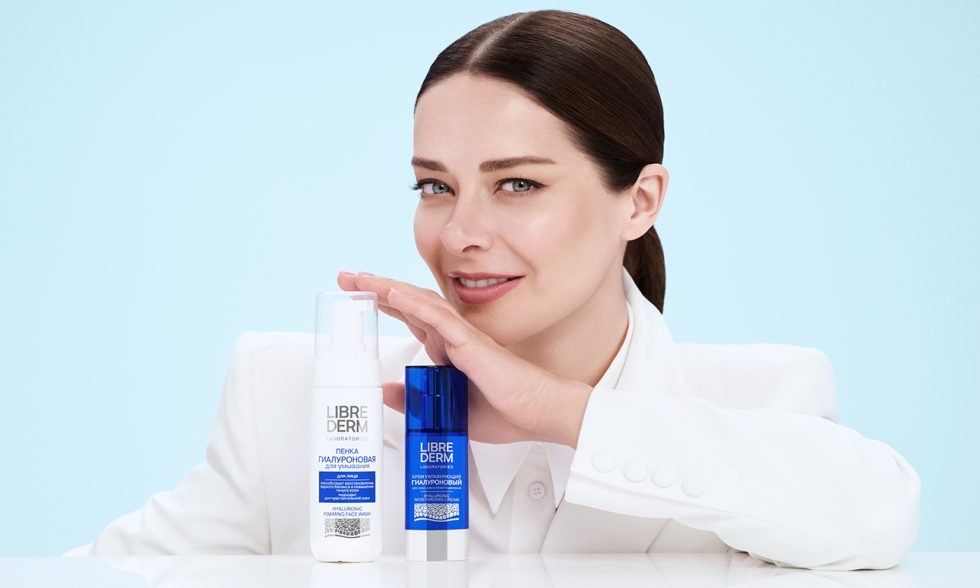 «Важнее следить за собой, чем за модой»: Марина Александрова — о женственности, самокритике и рутине красоты