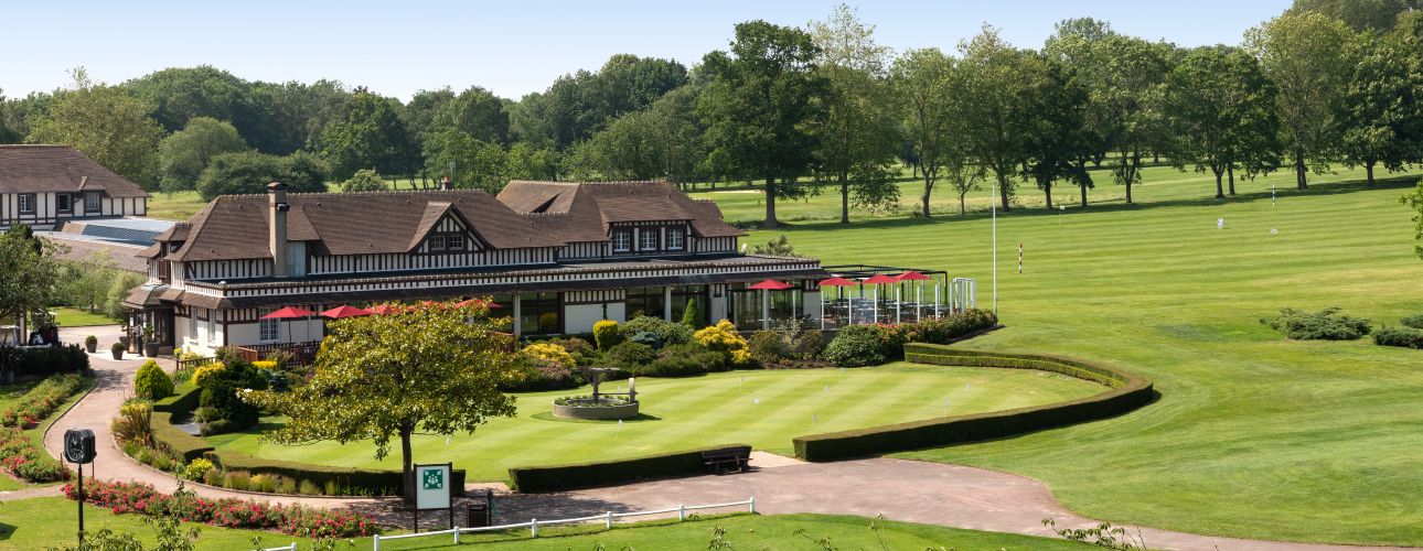 Travel-дайджест: первое островное гольф-поле в Саудовской Аравии, мастер-классы Даниила Медведева на Мальдивах и новый отель в Мозамбике