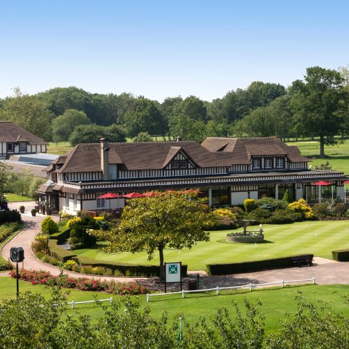 Travel-дайджест: первое островное гольф-поле в Саудовской Аравии, мастер-классы Даниила Медведева на Мальдивах и новый отель в Мозамбике